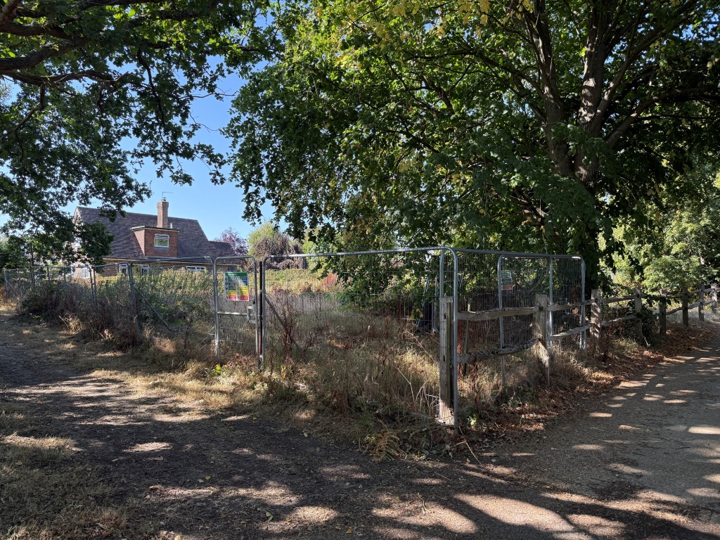 Lot: 17 - BUILDING PLOT IN SOUGHT AFTER EAST SUSSEX VILLAGE - Corner boundary of land